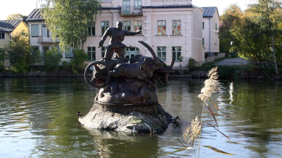 Allan Ebelings skulptur Tors bockar står i Torshällaån. Så här års är skulpturens fontän avstängd.