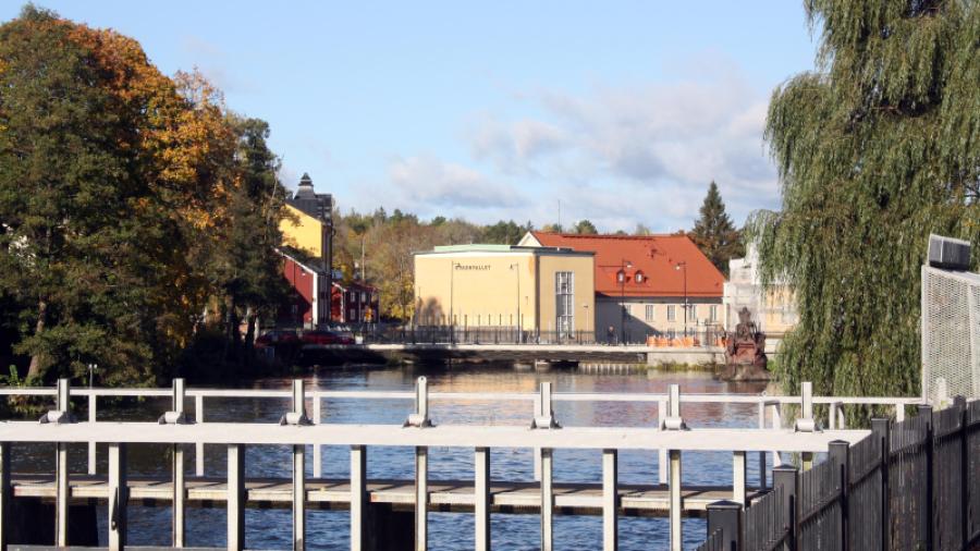 Kraften från vattnet i Torshällaån tas tillvara i det renoverade vattenverket. 